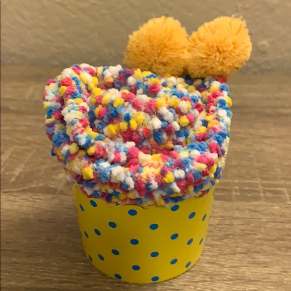 3 for $20 NWT Cozy Yellow Cupcake Socks - Picture 4 of 7
